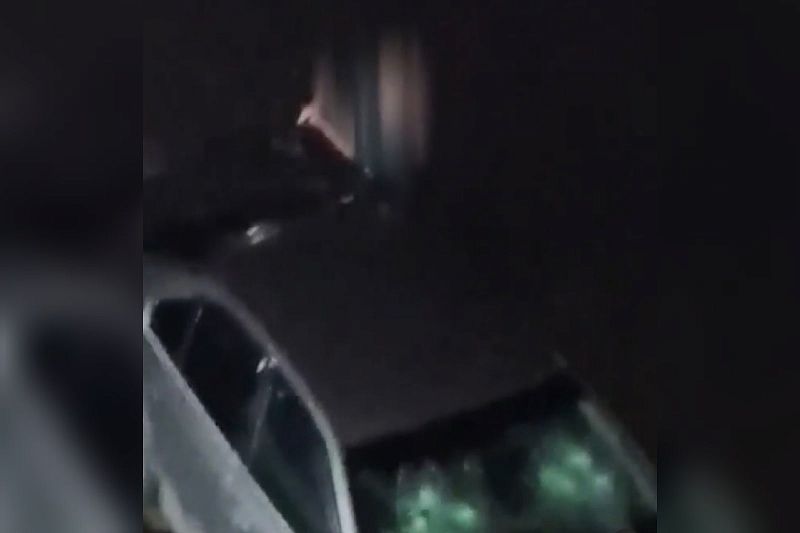 Женщина топором разбила припаркованный во дворе BMW