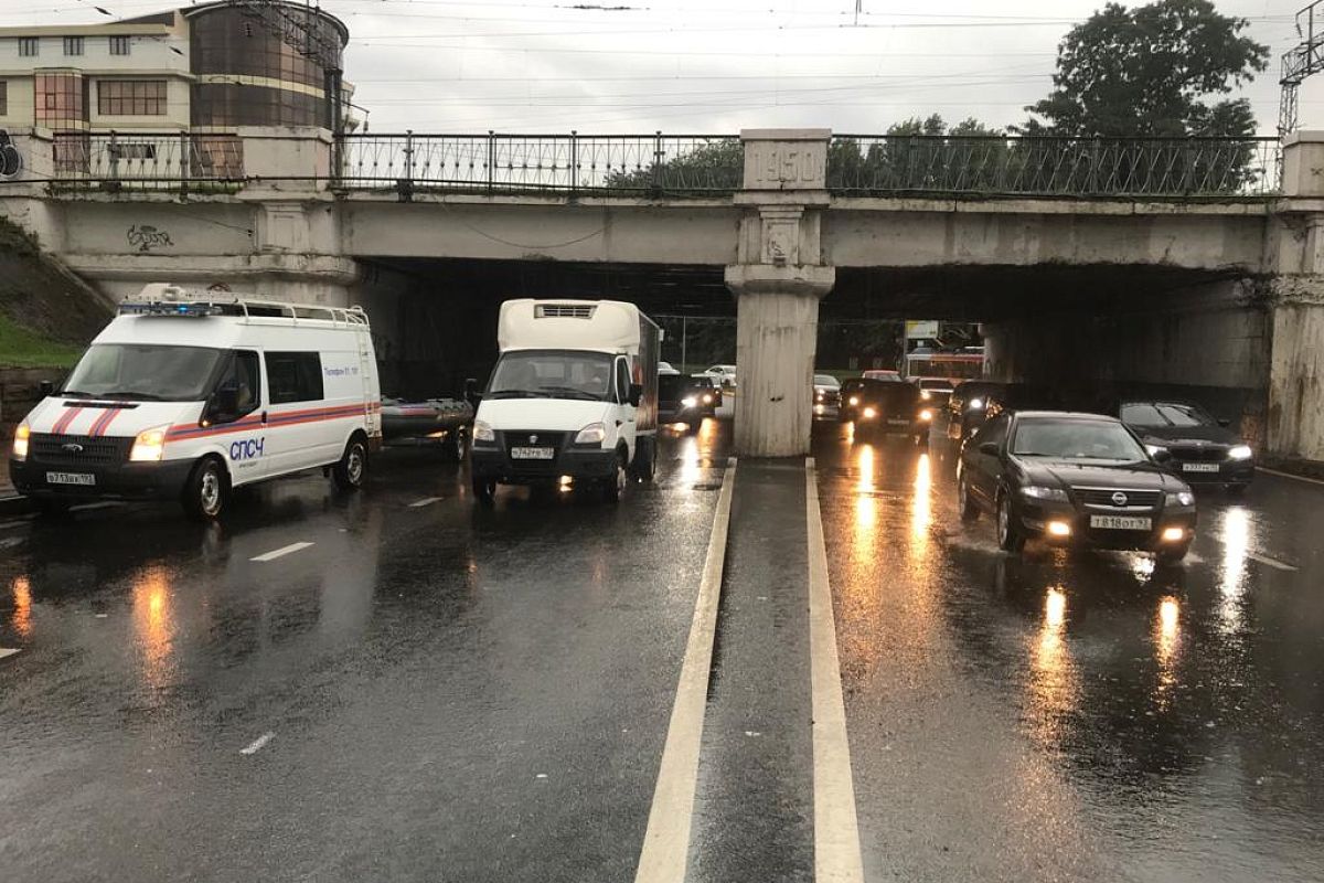 Ливень в Краснодаре: водооткачивающая техника дежурит в районе ж/д моста на ул. Переходной