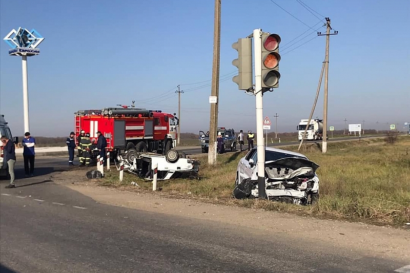 В Краснодарском крае при столкновении двух автомобилей пострадали пять человек