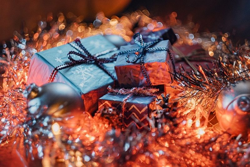 Рубашка, постельное белье и конфеты: какие новогодние подарки не понравились россиянам