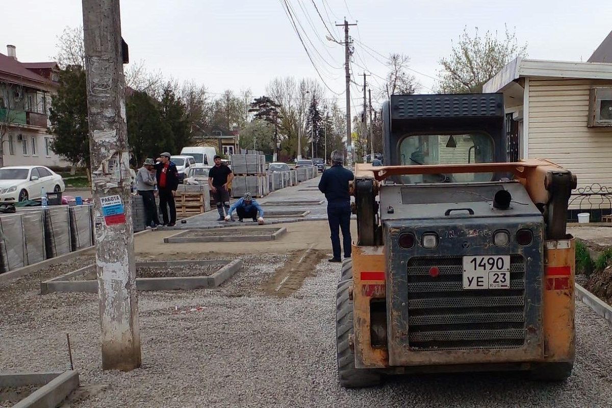 Зеленую зону в Абинском районе продолжают благоустраивать по нацпроекту