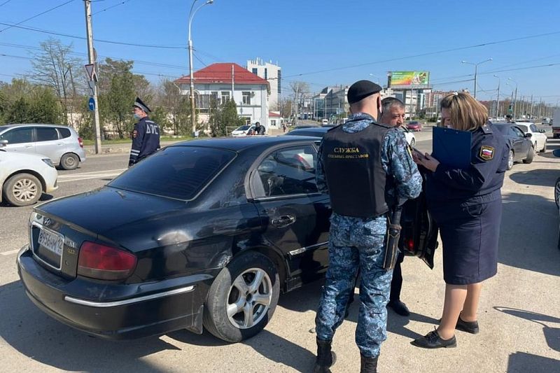 В Динском районе приставы арестовали 6 автомобилей должников