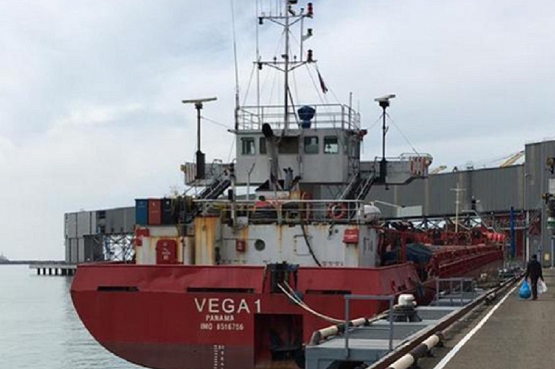 Моряки из Турции, Грузии и Индии остались без воды и еды на брошенном в Туапсе судне