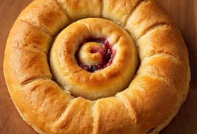 Быстро замесила тесто, свернула улиткой и в духовку — всего 40 минут, а пирог получился вкусный и с ароматной начинкой, без дрожжей и кефира