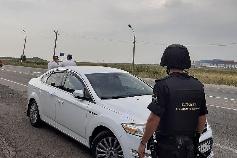 В Краснодарском крае судебные приставы арестовали семь автомобилей должников