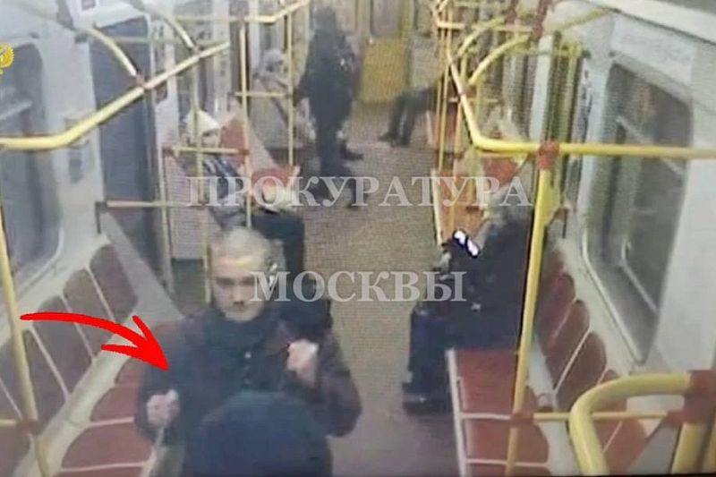 В московском метро мужчина набросился с ножами на двух человек