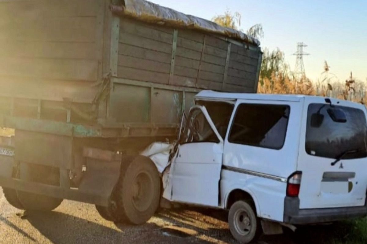 На Кубани Mitsubishi врезался в открепившийся на ходу прицеп КамАЗа. Водитель погиб