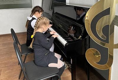Детская школа искусств Белоглинского района получила новые музыкальные инструменты