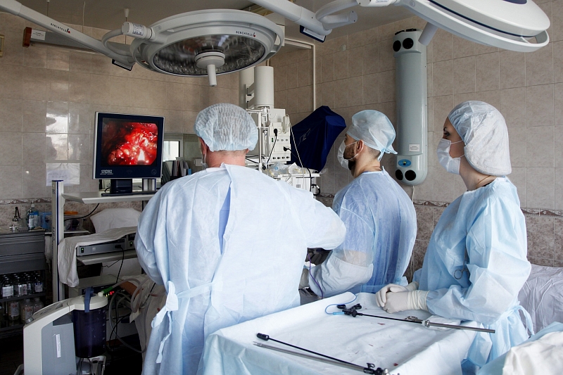В Краснодаре врачи одномоментно удалили пенсионерке три раковые опухоли лапароскопическим путем