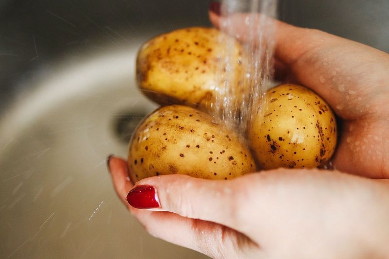Как приготовить средство от седых волос из обычной картошки