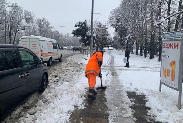 В расчистке и обработке тротуаров от гололеда в Краснодаре задействованы 617 человек и 50 единиц техники