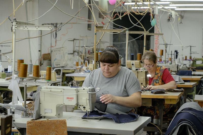 Швеи Приморско-Ахтарской фабрики производят около 70 тыс. единиц товара в год, и готовы увеличить этот объем. 