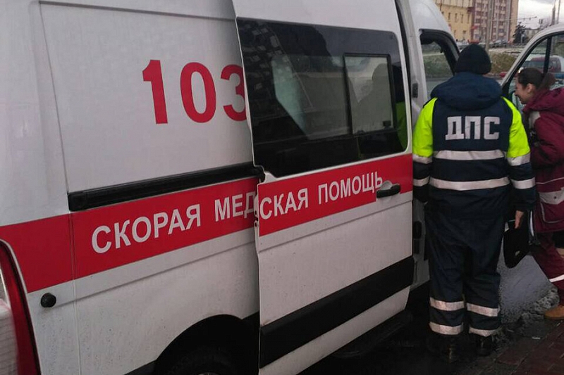 Житель Краснодарского края на ВАЗ-2115 врезался в металлический парапет в Адыгее. Погибла женщина
