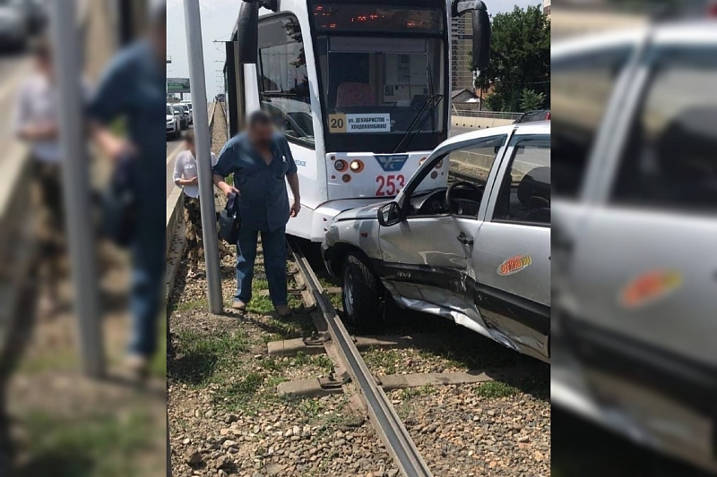 В Краснодаре после ДТП одна из машин врезалась в трамвай. Есть пострадавший