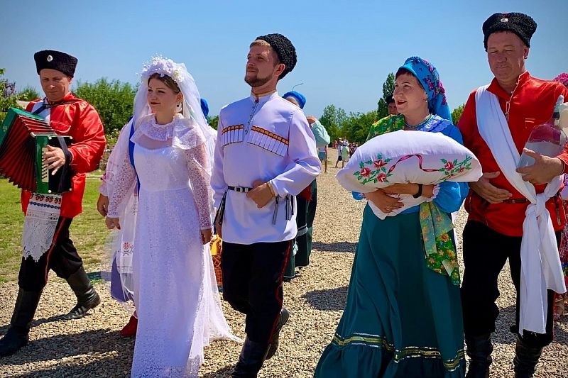 Сватовство, станичный ЗАГС и тонна локшины: свадебная пора на Кубани начинается в «Атамани»