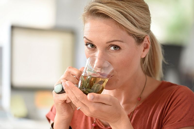 Пейте это для омоложения лица и тела: 2 простых и самых полезных напитка для женщин
