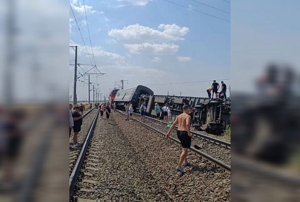 Пострадавших при сходе с рельсов вагонов поезда Казань - Адлер эвакуируют
