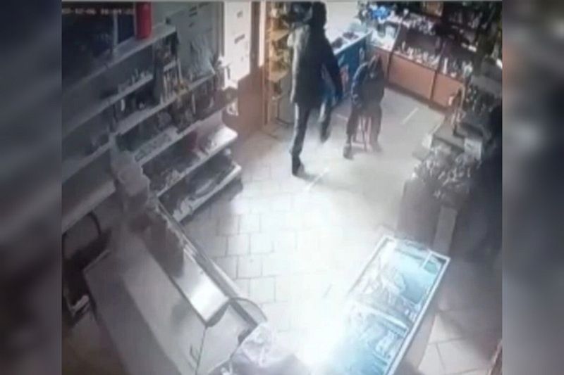 Повалил на пол, пинал ногами: на Кубани мужчина жестоко избил пенсионерку в магазине