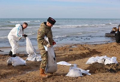 Около 5,6 тыс. тонн песка с мазутом вывезли с пляжей Анапы и Темрюкского района