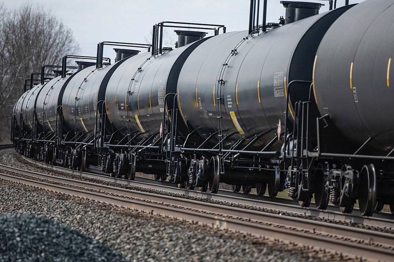 На поставку нефтепродуктов по железной дороге по льготному тарифу в 2023-2025 годах выделят около 30 млрд рублей