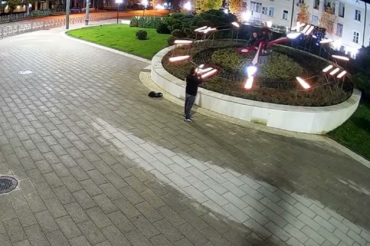 Полиция ищет мужчин, устроивших фотосессию на Цветочных часах в Краснодаре