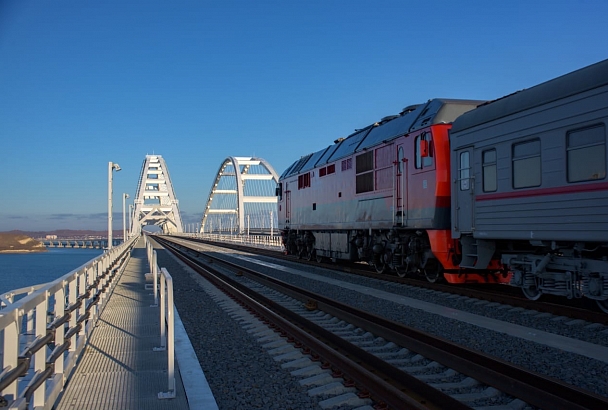 На Крымском мосту открыли грузовое железнодорожное сообщение