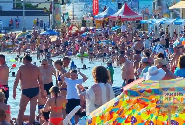 «Вечером людей еще больше»: забитый отдыхающими пляж под Геленджиком сняли на видео 