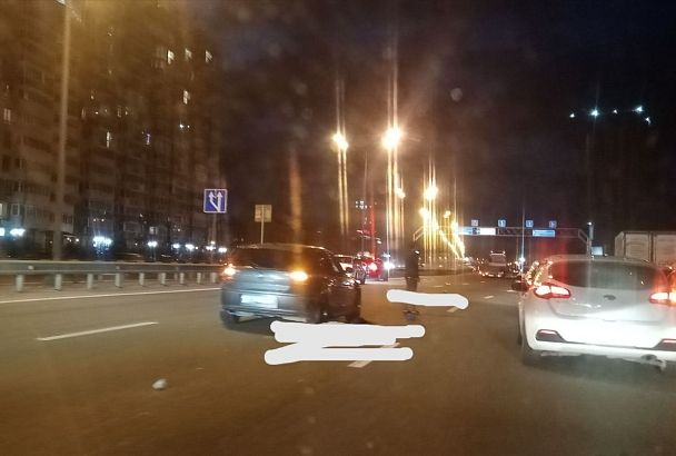 На Ейском шоссе в Краснодаре водитель на BMW сбил перебегавших дорогу мужчину и женщину 