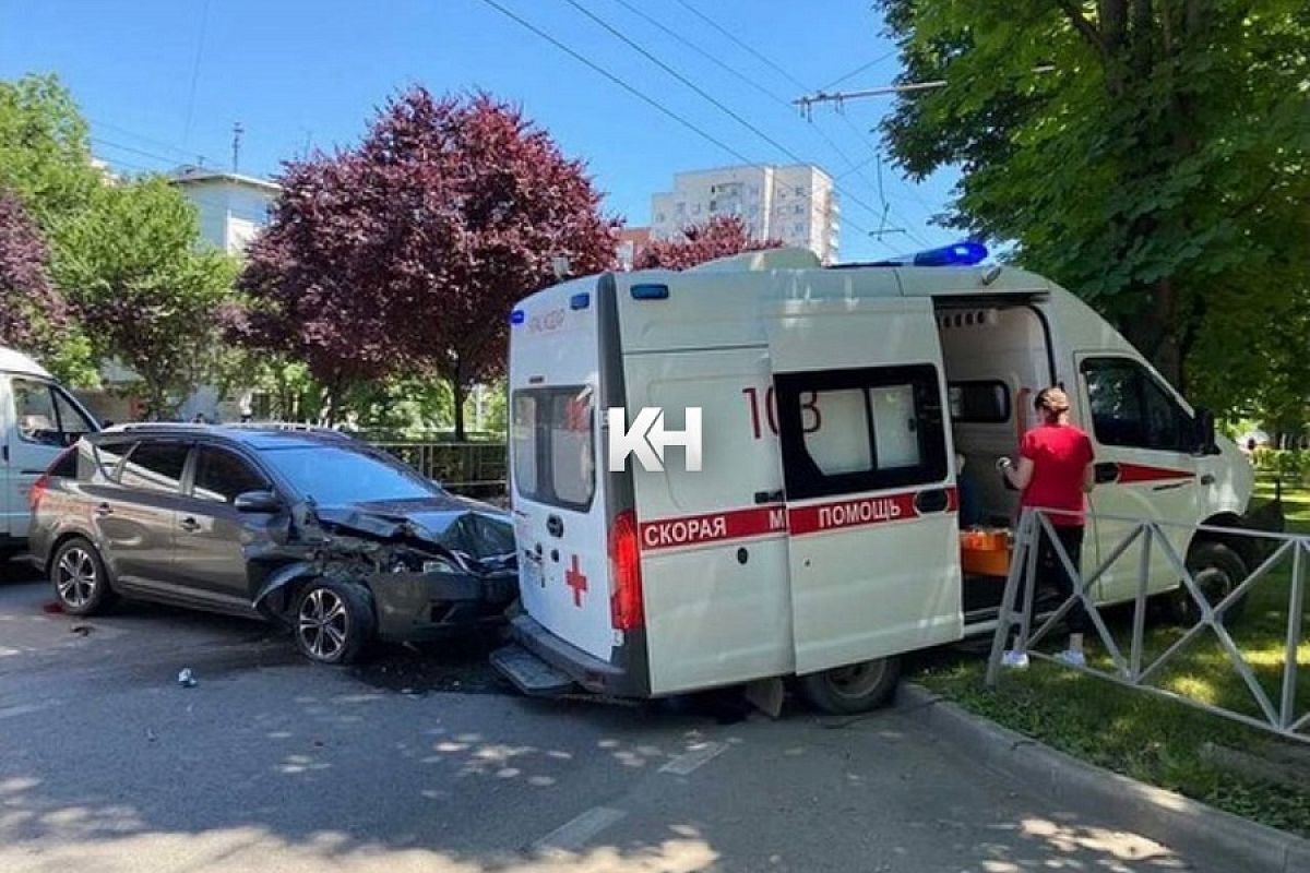 В Краснодаре в ДТП с участием автомобиля скорой помощи пострадал фельдшер