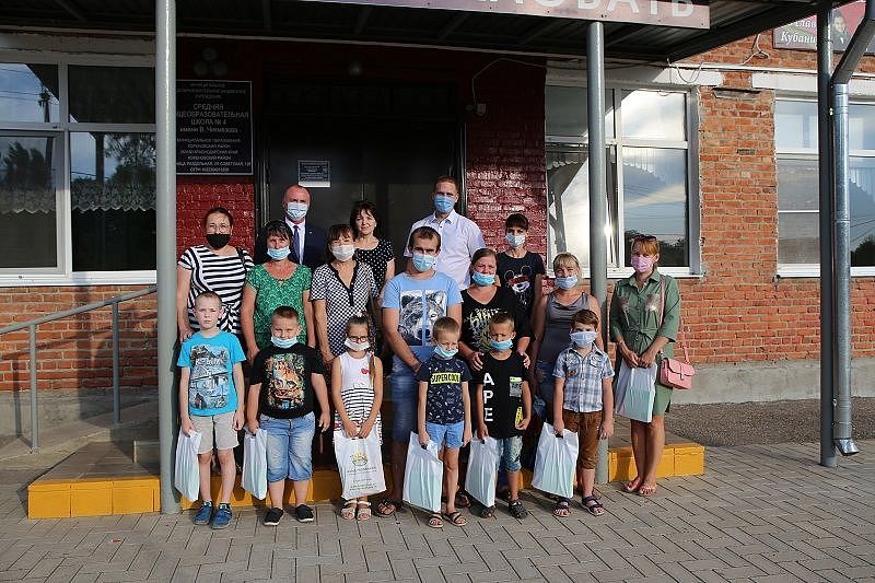 Кубанские юные инспекторы движения получили подарки к началу нового учебного года 