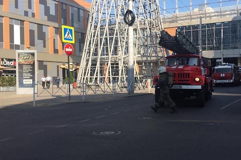 Из-за пожара в ТРЦ «Галерея Краснодар» эвакуировали 800 человек (видео)
