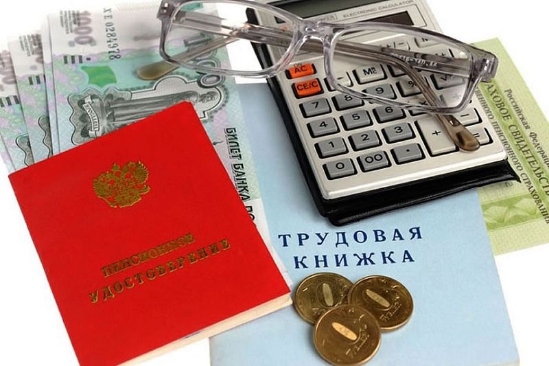«Многое зависит от стажа». Кому из пенсионеров до конца июня ПФР начислит до 10 000 рублей