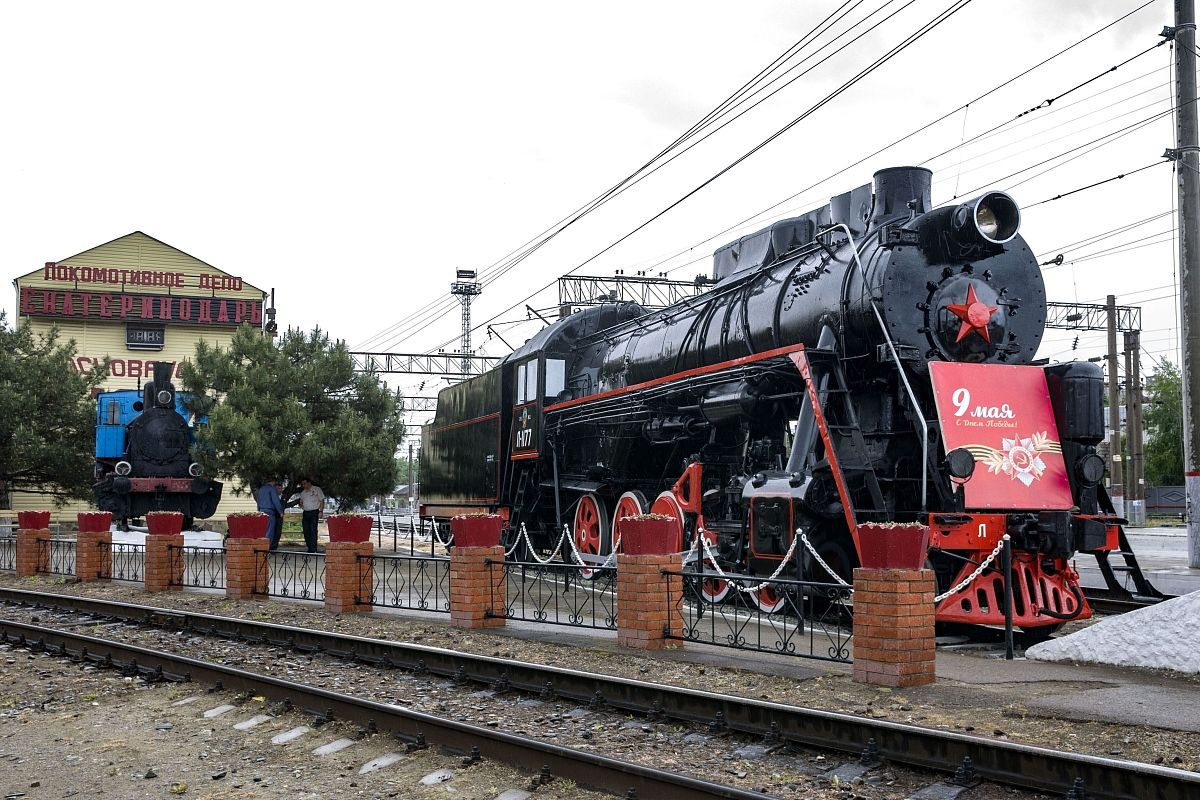 Памятник-паровоз установили в Краснодаре