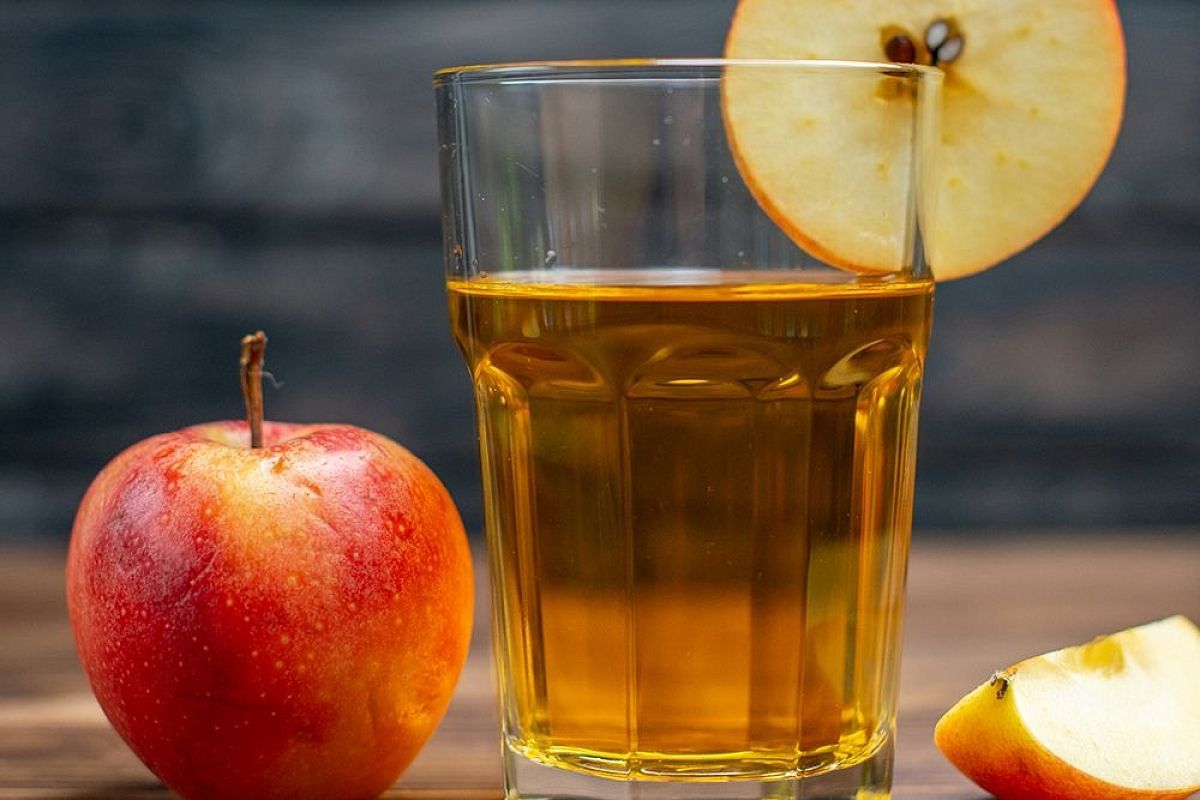 Беру яблочный сок, трачу 15 минут — и ароматный сидр с корицей согревает с каждым глотком