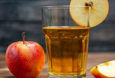 Беру яблочный сок, трачу 15 минут — и ароматный сидр с корицей согревает с каждым глотком