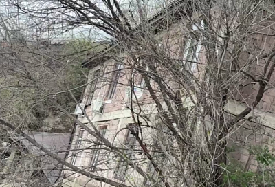 Потоки воды смыли трехэтажную пристройку к многоквартирному дому в Махачкале