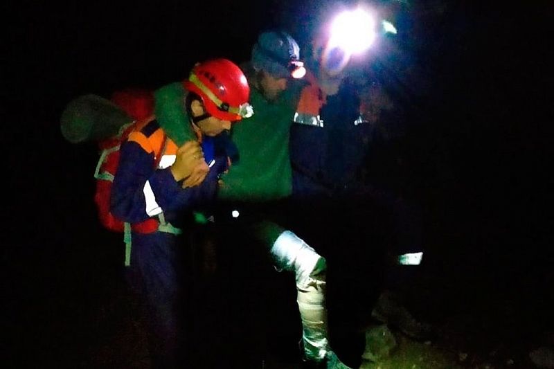 Несли на носилках всю ночь: в Сочи спасатели спустили с горы туриста с травмой ноги