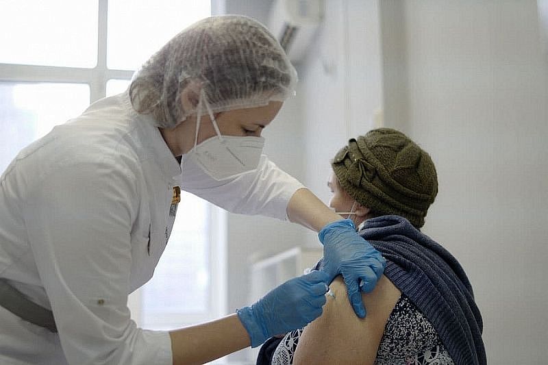 Глава Минздрава назвал вакцинацию от COVID-19 жизненно необходимой для людей старше 80 лет