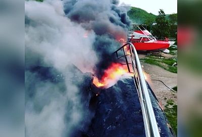 В поселке Лермонтово загорелся прогулочный катер