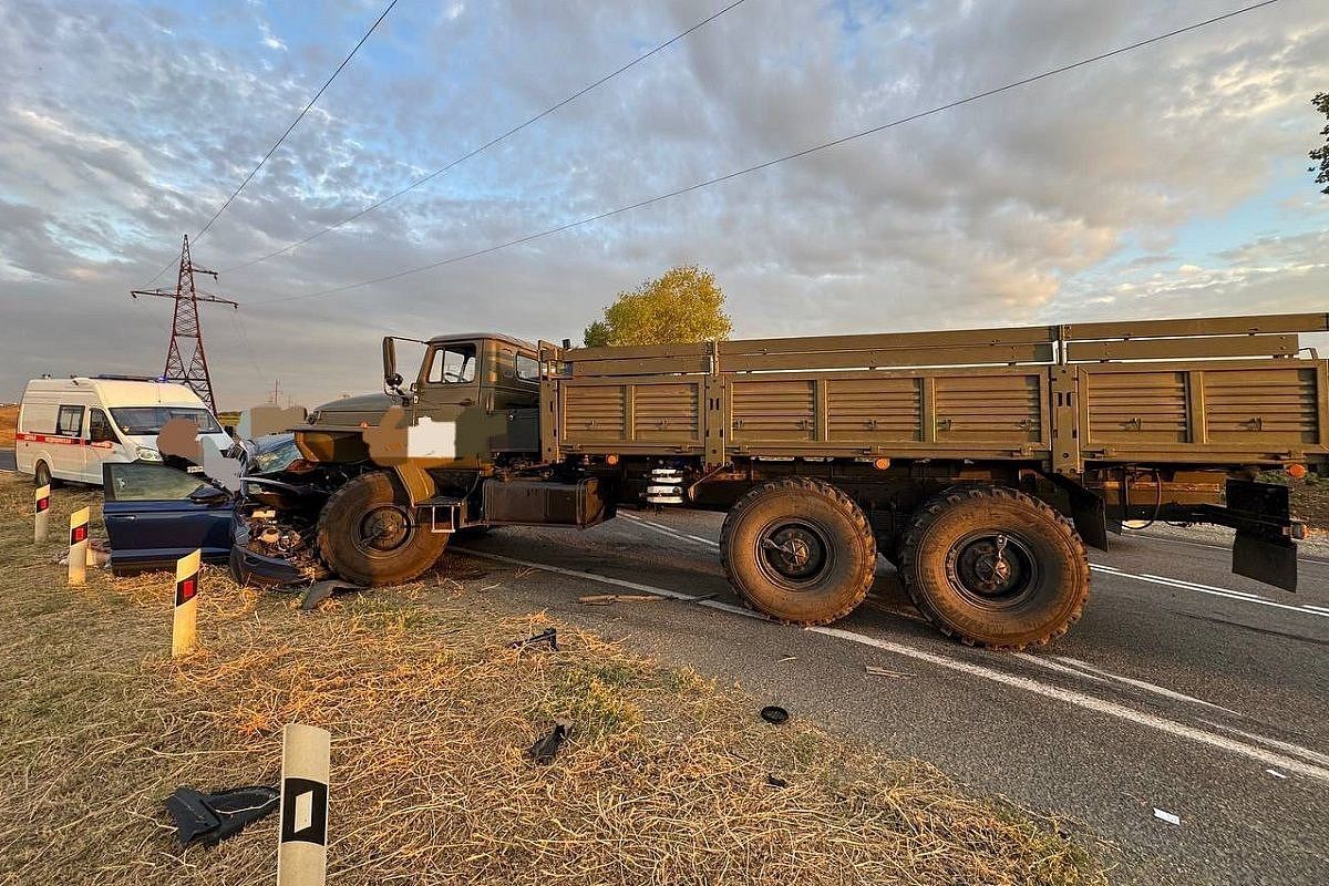 «Урал» раздавил легковушку на трассе в Краснодарском крае. Есть жертвы