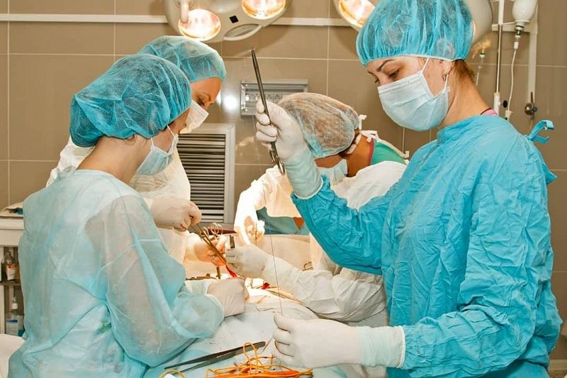 Онкологи в Краснодаре удалили пациентке опухоль весом более 10 килограммов