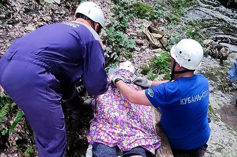 В Краснодарском крае подросток и пенсионер сорвались в ручей с 7-метровой высоты