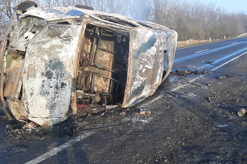 В Краснодарском крае после ДТП загорелась «Газель» с пассажирами. Пострадали пять человек