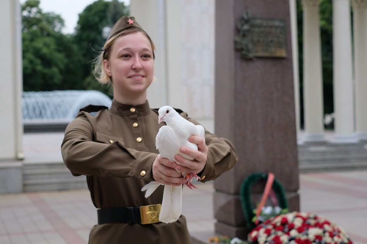 В краснодарском сквере им. Г.К. Жукова в знак приверженности миру юные кубанцы в небо выпустили белых голубей.