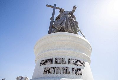 В Анапе открыли и освятили семиметровый памятник князю Владимиру