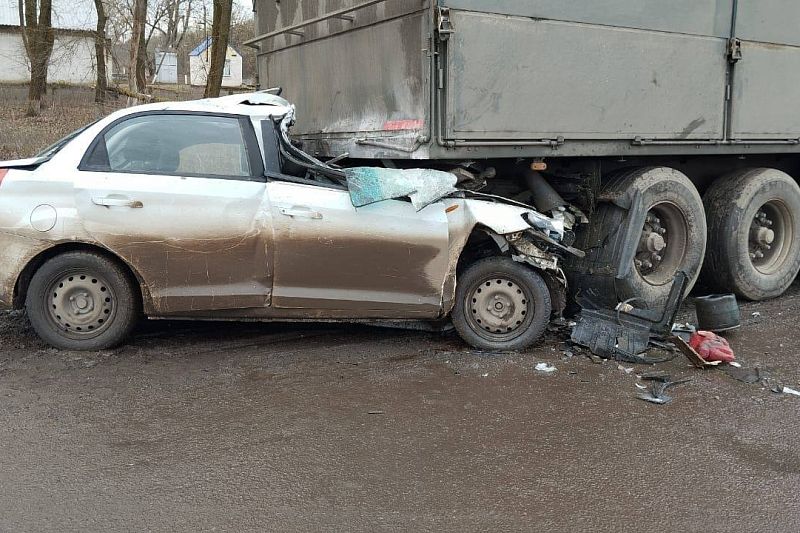 На Кубани водитель на иномарке врезался в стоящий на обочине грузовик. Он погиб