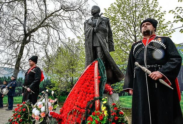 В Краснодаре около 5 тысяч человек почтили память генерала Корнилова