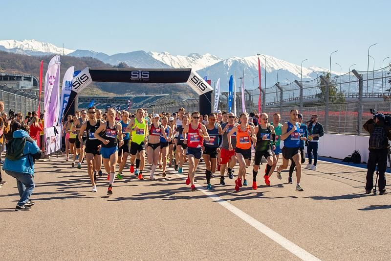 2,5 тысячи бегунов стали участниками Полумарафона в Сочи