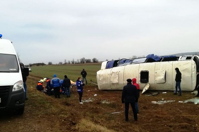 Спасатели помогли пострадавшим пассажирам опрокинувшегося автобуса