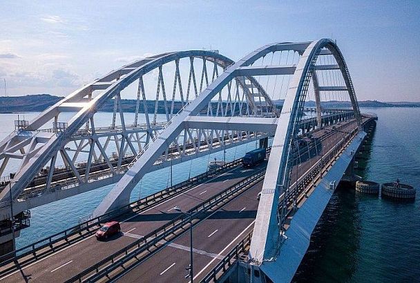 В два раза сократилась пробка у Крымского моста со стороны Тамани